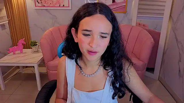 Snapshot of bella_vibess_s chatting on June 18, 9:14 am bella vibess s online show from June 18, 9:14 am