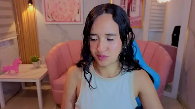 Snapshot of bella_vibess_s chatting on July 4, 2:29 am bella vibess s online show from July 4, 2:29 am