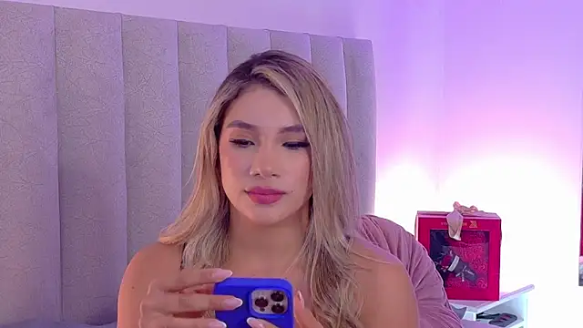 NicoleArmani online show from November 19, 7:14 pm