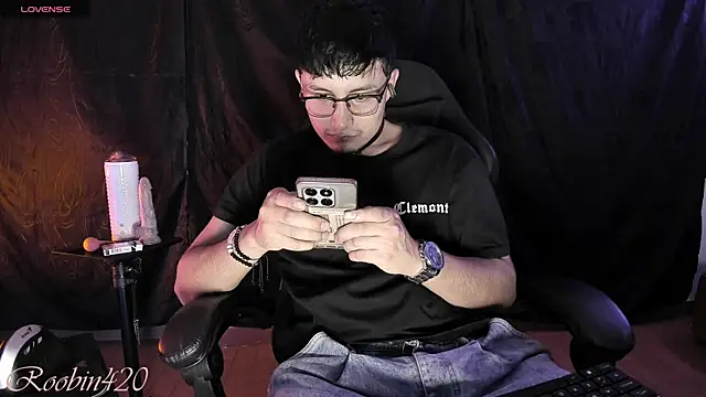 Snapshot of Roobin420 chatting on July 8, 6:18 am Roobin420 online show from July 8, 6:18 am
