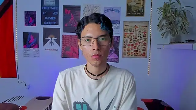 Snapshot of Michael_blue01 chatting on December 16, 11:43 pm Michael blue01 online show from December 16, 11:43 pm