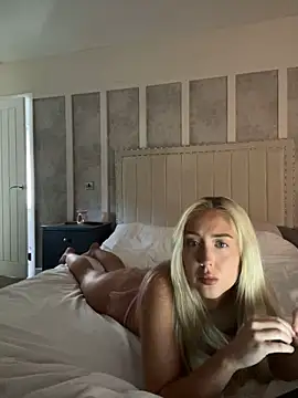 Snapshot of emilyhugesxo chatting on September 16, 3:35 pm emilyhugesxo online show from September 16, 3:35 pm