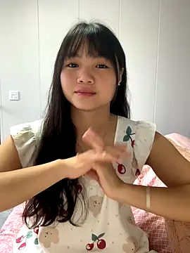 Snapshot of Emlyly-18 chatting on October 23, 3:17 am Emlyly-18 online show from October 23, 3:17 am