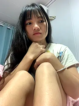 Snapshot of Emlyly-18 chatting on October 30, 2:24 am Emlyly-18 online show from October 30, 2:24 am