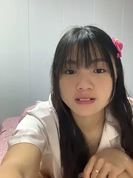 Snapshot of Emlyly-18 chatting on November 6, 3:40 am Emlyly-18 online show from November 6, 3:40 am