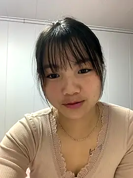 Snapshot of Emlyly-18 chatting on November 7, 3:17 am Emlyly-18 online show from November 7, 3:17 am