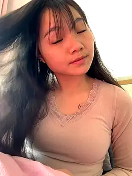 Snapshot of Emlyly-18 chatting on December 3, 5:15 am Emlyly-18 online show from December 3, 5:15 am