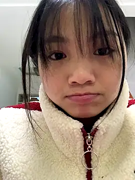 Snapshot of Emlyly-18 chatting on December 4, 11:08 am Emlyly-18 online show from December 4, 11:08 am