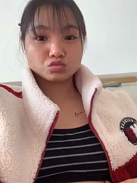 Snapshot of Emlyly-18 chatting on December 5, 6:00 am Emlyly-18 online show from December 5, 6:00 am