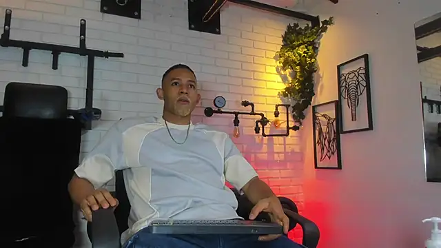 B Wild online show from May 3, 3:45 am