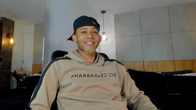 Snapshot of B_Wild chatting on June 4, 3:23 am B Wild online show from June 4, 3:23 am