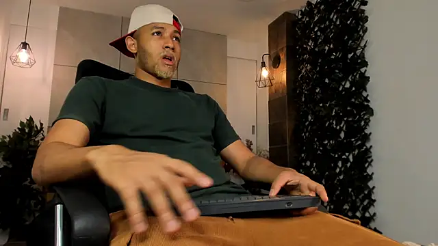 Snapshot of B_Wild chatting on July 22, 4:04 am B Wild online show from July 22, 4:04 am