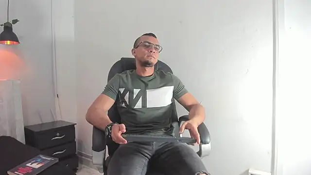 johan miller0 online show from November 22, 12:48 pm