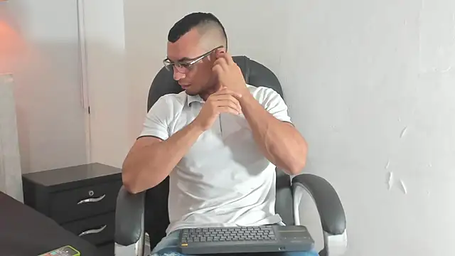 johan miller0 online show from November 29, 12:08 pm