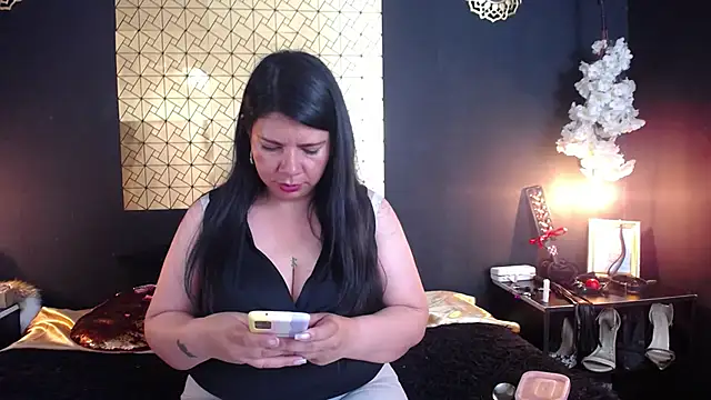 Snapshot of kinky_momm chatting on May 8, 6:46 pm kinky momm online show from May 8, 6:46 pm
