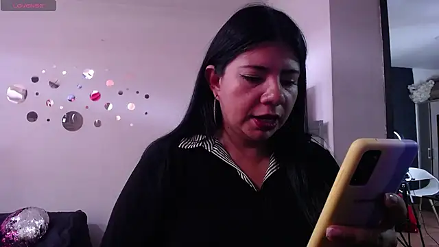 Snapshot of kinky_momm chatting on June 1, 5:03 pm kinky momm online show from June 1, 5:03 pm