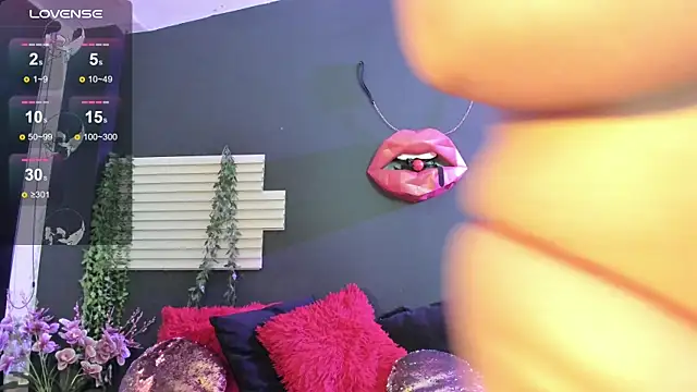 Snapshot of kinky_momm chatting on June 15, 4:53 pm kinky momm online show from June 15, 4:53 pm