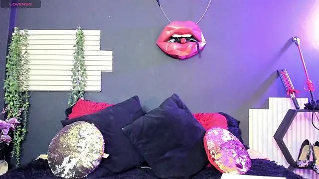 Snapshot of kinky_momm chatting on July 18, 2:10 pm kinky momm online show from July 18, 2:10 pm