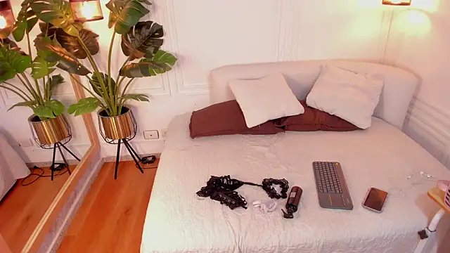 Dafne Hillss online show from December 18, 11:49 am