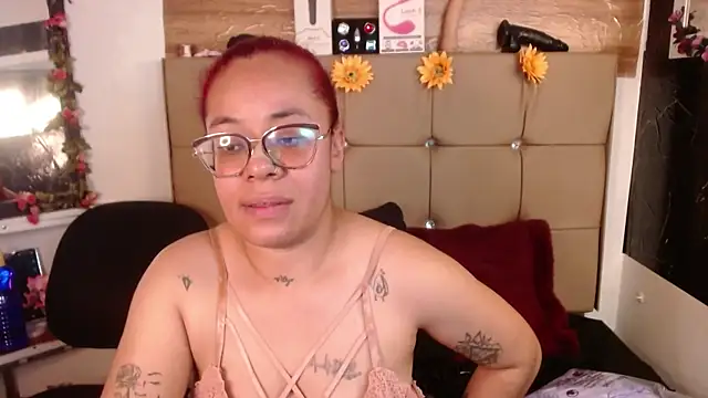 Snapshot of MIA__SPENCER chatting on April 1, 6:05 pm MIA SPENCER online show from April 1, 6:05 pm