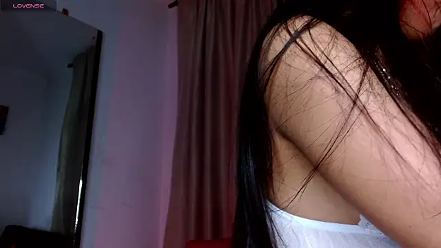 Snapshot of carolinerue chatting on May 5, 10:01 am carolinerue online show from May 5, 10:01 am