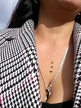 Misshot 01 online show from October 6, 8:50 pm