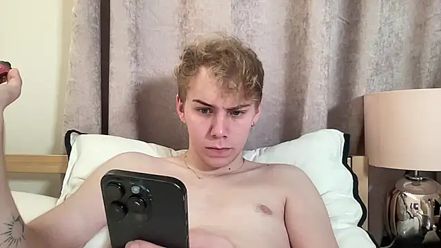 Snapshot of scottishtwink01 chatting on September 19, 2:35 am scottishtwink01 online show from September 19, 2:35 am