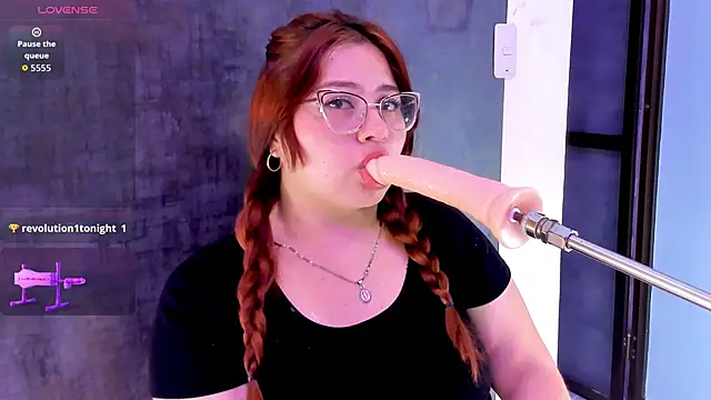 Snapshot of alana_glasses chatting on September 18, 11:45 am alana glasses online show from September 18, 11:45 am