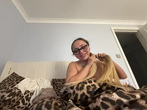 petitelucyXoxx online show from July 4, 11:22 pm