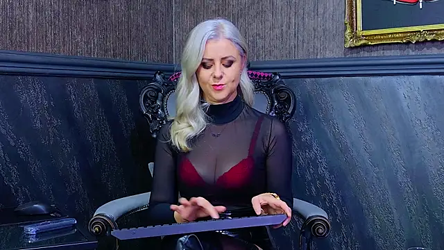 Snapshot of TiffanySia chatting on October 24, 4:31 am TiffanySia online show from October 24, 4:31 am