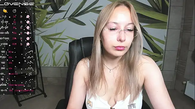 Snapshot of dina_sunshine chatting on September 20, 2:45 am dina sunshine online show from September 20, 2:45 am