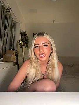 Snapshot of BlondeBetty chatting on October 23, 8:18 pm BlondeBetty online show from October 23, 8:18 pm