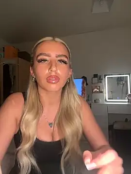 Snapshot of BlondeBetty chatting on November 13, 5:01 pm BlondeBetty online show from November 13, 5:01 pm