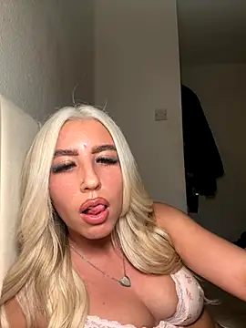 BlondeBetty online show from December 3, 8:40 pm