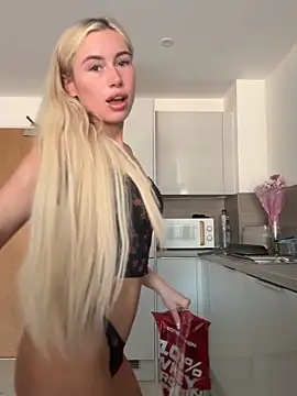 Snapshot of SexySaraxxoo chatting on May 26, 10:44 am SexySaraxxoo online show from May 26, 10:44 am