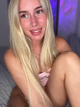 Snapshot of SexySaraxxoo chatting on June 2, 11:18 pm SexySaraxxoo online show from June 2, 11:18 pm