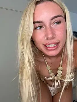 Snapshot of SexySaraxxoo chatting on June 3, 11:24 am SexySaraxxoo online show from June 3, 11:24 am