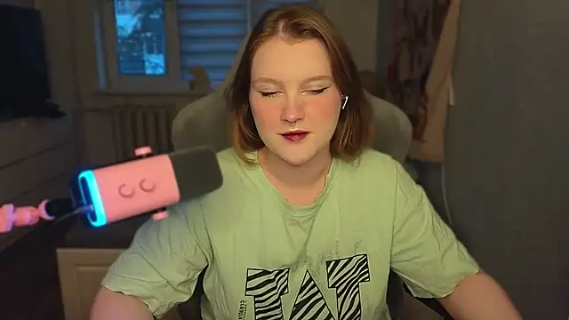 Snapshot of OliviaBlade chatting on October 2, 1:29 pm OliviaBlade online show from October 2, 1:29 pm