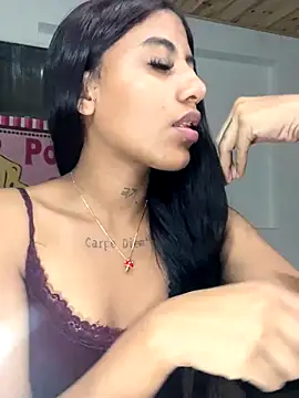 Snapshot of Deysha_Garcias chatting on October 31, 1:28 am Deysha Garcias online show from October 31, 1:28 am