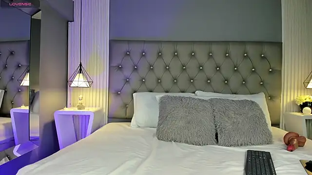 LunaBloomn online show from November 22, 5:01 pm