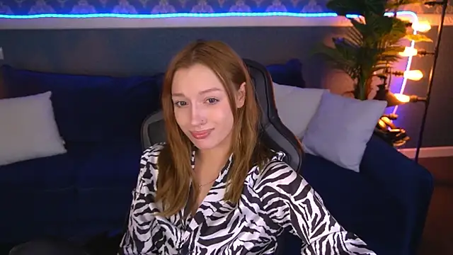 Snapshot of FoxyMayy chatting on July 19, 7:28 pm FoxyMayy online show from July 19, 7:28 pm