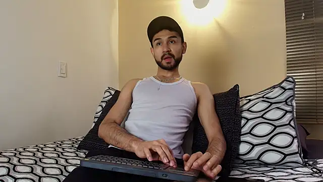 Snapshot of Axel_Moon_S chatting on December 17, 4:46 pm Axel Moon S online show from December 17, 4:46 pm