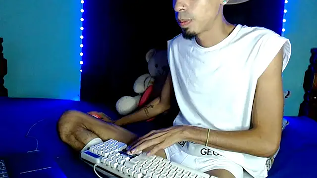 Snapshot of Alexx_1214 chatting on October 18, 4:04 am Alexx 1214 online show from October 18, 4:04 am