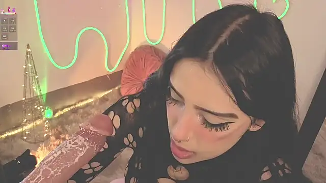 ashlynnlowe  online show from December 19, 7:32 pm