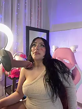 Snapshot of ashlynnlowe_ chatting on April 8, 10:43 pm ashlynnlowe online show from April 8, 10:43 pm