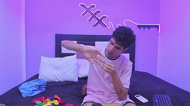 Snapshot of Lucky_boys__X chatting on January 10, 6:31 pm Lucky boys X online show from January 10, 6:31 pm