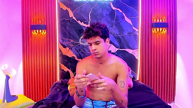 Snapshot of Lucky_boys__X chatting on February 26, 11:53 am Lucky boys X online show from February 26, 11:53 am