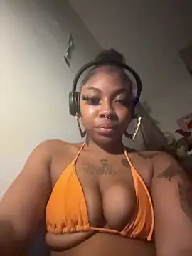 Snapshot of Cocochanel4567 chatting on July 9, 9:13 am Cocochanel4567 online show from July 9, 9:13 am