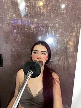 Snapshot of cherry_skinny_ chatting on December 14, 4:07 am cherry skinny online show from December 14, 4:07 am