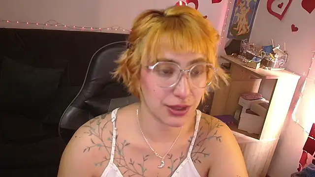 Snapshot of Miacatsito3 chatting on June 13, 8:18 pm Miacatsito3 online show from June 13, 8:18 pm